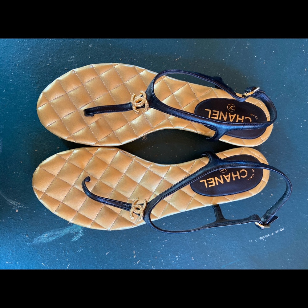 Chanel Women’s Thongs Lambskin Sandals